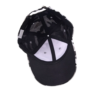 Vista interior de la gorra de béisbol de camuflaje con tela y correa ajustable