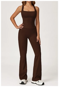 Dettaglio del set yoga marrone scuro con canotta a scollo quadrato e leggings a campana