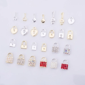 Assortiment détaillé de mini serrures coeur et clés pour le nail art et bijoux DIY