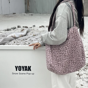 Vista dettagliata di una borsa tote in pelle scamosciata leopardata rosa alla moda
