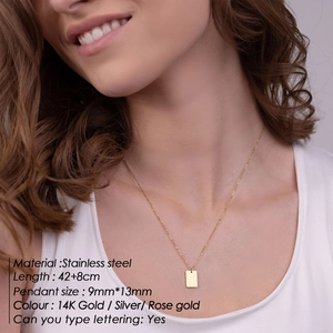 Collana minimalista a strati con ciondolo rettangolare in finitura oro su modello