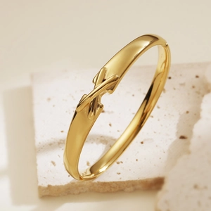 Minimalist 18K gold plated stainless steel bracelet featuring a stylish knot design