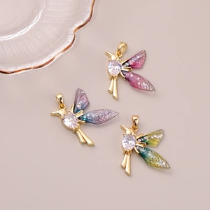 Charming hummingbird pendant necklace with gradient wings and heart-shaped zircon