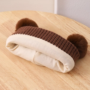 Gestrickte Bärenmütze für Kinder mit zwei braunen Bommeln und warmem Baumwollfutter