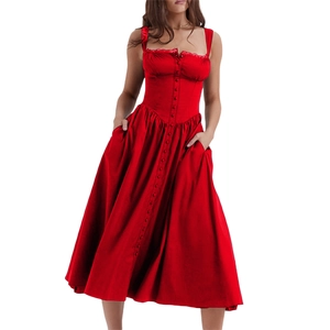 Détail de robe rouge sans manches à boutons avec poches et jupe trapèze pour femme