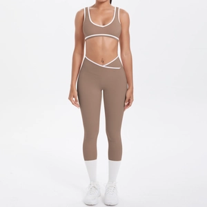 Details des mokka Yoga-Sets mit weißen Kontrastkanten und Cross-Waist-Leggings