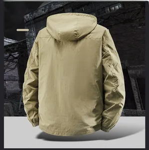 Rückansicht einer khakifarbenen Outdoor-Kapuzenjacke mit elastischen Bündchen
