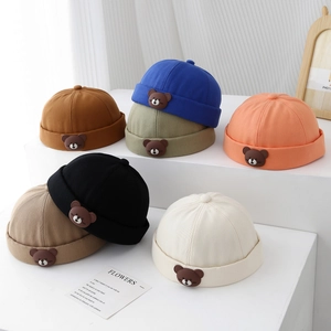 Bonnets docker pour enfants avec écusson ours en plusieurs couleurs pour garçons 2-5 ans