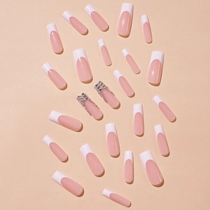 Unghie finte French lunghe e quadrate con base rosa, punte bianche e strass brillanti