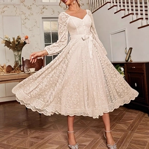 Détail de robe élégante en dentelle blanche avec col en V et motifs floraux exquis
