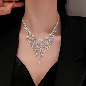 Collier élégant à franges argentées avec strass étincelants porté par un mannequin