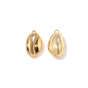 Vue détaillée de deux breloques coquillages en acier doré avec finition miroir