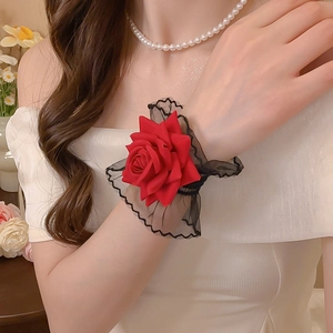 Détail de fleur de poignet rose rouge avec dentelle noire délicate pour les mariages