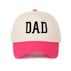 Detailansicht der DAD-Stickerei auf einer beige-magentafarbenen Trucker-Mütze