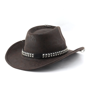Détail d'un chapeau de cowboy en similicuir marron avec rivets et anneaux en métal