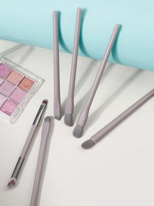 Vue détaillée du lot de 6 pinceaux de maquillage pour les yeux lavande aux poils gris