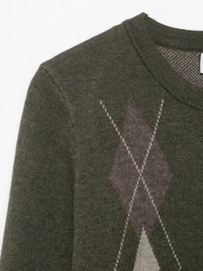Dettaglio della maglia a rombi verde oliva con motivi in viola e grigio scuro