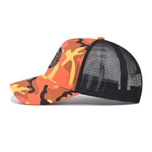 Vue latérale d'une casquette trucker camouflage orange avec filet noir respirant
