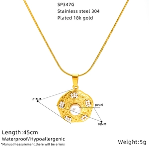 Detail of 18K gold plated stainless steel necklace with pearl pendant and size dimensions
