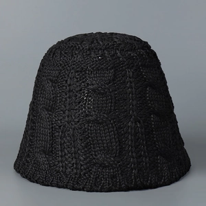 Gros plan sur la maille torsadée épaisse d'un chapeau cloche noir en tricot pour femme