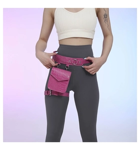 Détail du sac banane et de cuisse rose fuchsia avec texture crocodile et boucles en métal