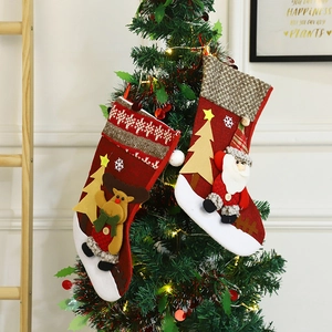 Calze di Natale con Babbo Natale e renna 3D appese a un albero di Natale decorato