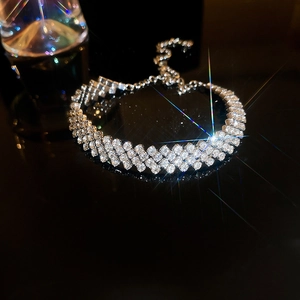 Vue macro d'un bracelet en strass argenté à trois rangs avec fermoir ajustable