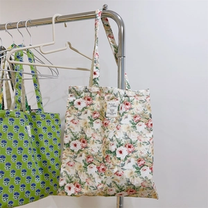 Dettaglio ravvicinato delle borse shopper in tela di cotone con eleganti stampe floreali