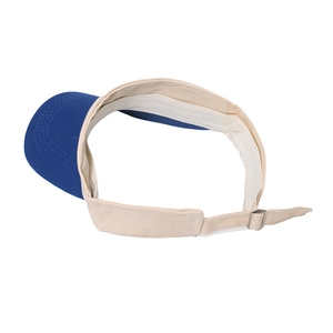 Détail montrant la boucle métallique réglable et les coutures contrastées du chapeau pare-soleil