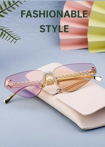 Détail de lunettes de soleil sans monture avec pont en strass et branches dorées