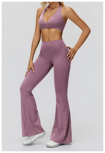 Dettaglio dei pantaloni yoga a zampa a vita alta e reggiseno sportivo in malva spazzolato