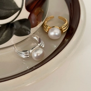 Close-up of a vintage 925 silver ring with a large white pearl and ribbed texture detail