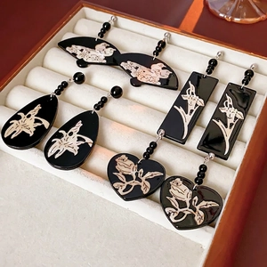 Vintage Geometric Drop Earrings Resin Shell Floral Pattern Black And White Design With Silver Earring Post
