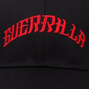 Cappellino da baseball nero con ricamo rosso Guerrilla in rilievo stile gotico