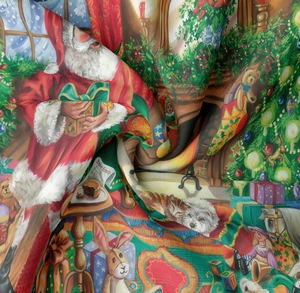Detail des seidigen Weihnachtswandteppichs mit festlichen Drucken und weichen Falten