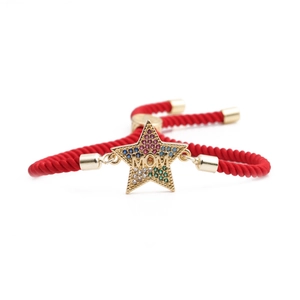 Verstellbares rotes Kordelarmband mit goldenem Sternanhänger, MOM-Schriftzug und Zirkonia
