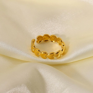 Bague ouverte en acier inoxydable doré 18 carats avec cœurs reliés sur soie beige