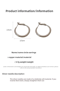 Détail des boucles d'oreilles créoles argentées montrant la mesure de 2,5 cm de diamètre