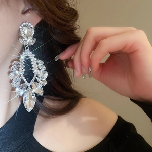 Gros plan de boucles d'oreilles pendantes en strass avec cristaux géométriques sur mannequin