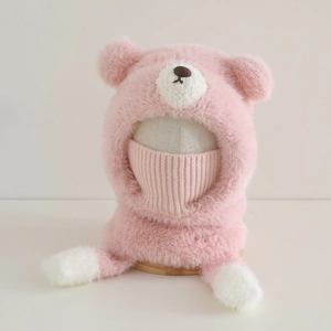 Détail du bonnet peluche rose pour enfant avec oreilles d'ours et écharpe intégrée