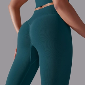 Detail der nahtlosen gerippten High Waist Yoga-Hose mit V-förmigen Nähten für Lifting