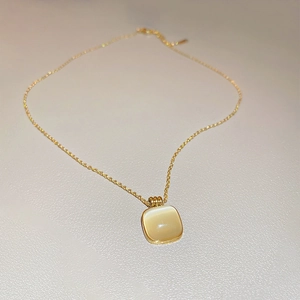 Collier chic avec pierre œil-de-chat carrée et chaîne minimaliste en acier doré