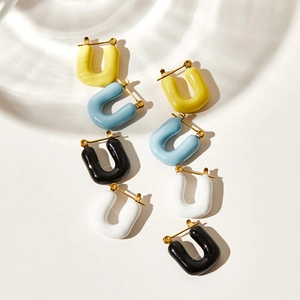 Boucles d'oreilles en gelée en forme de U en jaune, bleu, noir et blanc avec fermoir doré