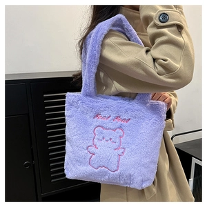 Détail du sac cabas en peluche violet clair avec broderie ours et texture douce et duveteuse