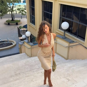Robe moulante beige sexy avec licou et empiècement en dentelle dans un style de rue