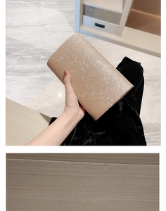 Détail d'une pochette de soirée dorée champagne pailletée avec une texture mate fine
