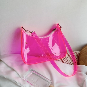 Neonpinke transparente PVC-Gelee-Baguette-Tasche auf weißer Seide mit Requisiten