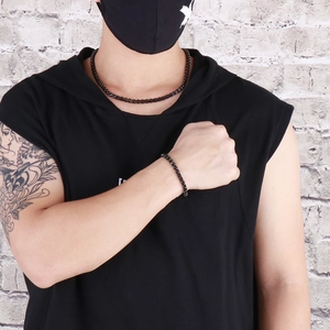 Set collana e bracciale da uomo in acciaio al titanio indossato da un modello maschile