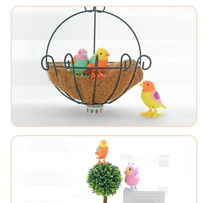 Jouets à remonter en plastique oiseaux et chenilles colorés dans des scènes de jardin