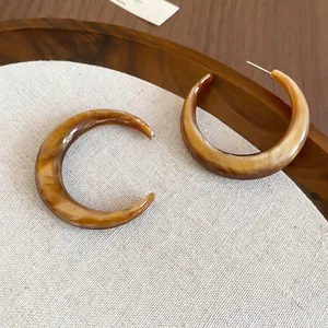 Bernstein-Resin Creolen in C-Form mit Marmorierung und Silberstift auf Leinen